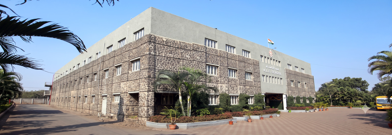 Front view of KLE School State Nipani campus building