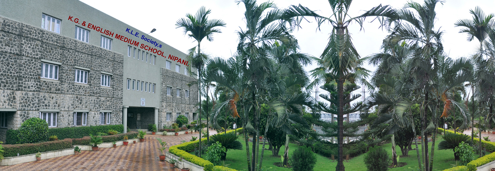 Front view of KLE School State Nipani campus building